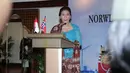 Menteri Kelautan dan Perikanan Susi Pudjiastuti memberikan kata sambutan usai penandatangan kerjasama dengan Norwegia dalam bidang kelautan dan perikanan di Jakarta, Selasa (14/4/2015). (Liputan6.com/Helmi Afandi)