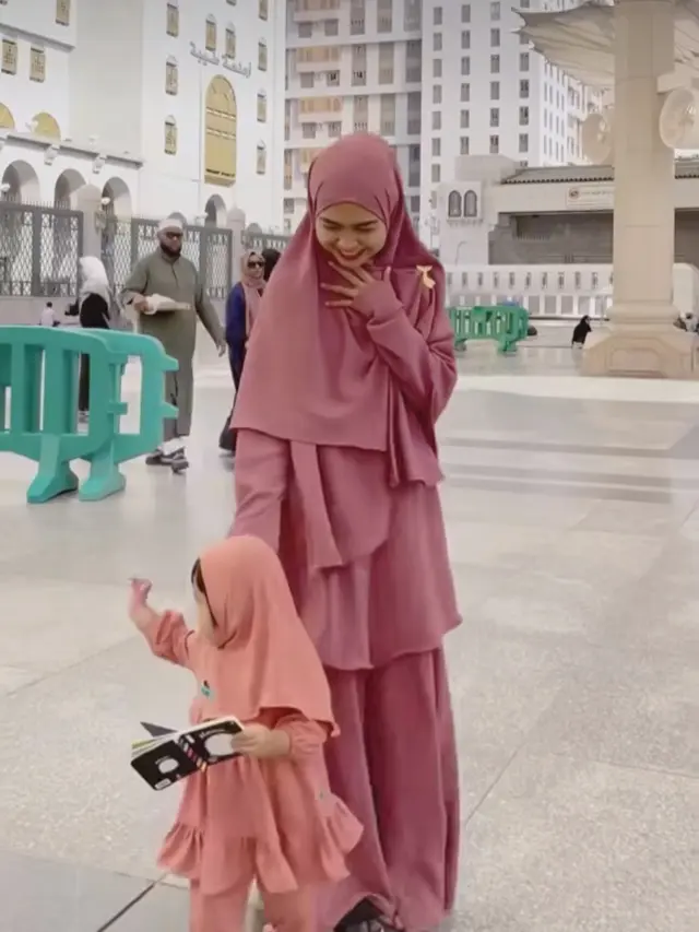 Potret Kompak Ria Ricis dan Moana saat Umrah