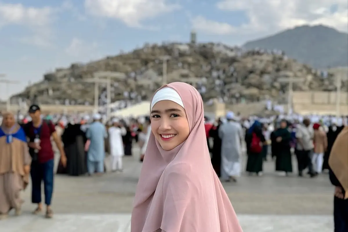 Gaya Manis nan Santun Febby Rastanty Nostalgia Saat Umroh, Jinjing Tas Chanel Rp99 Jutaan