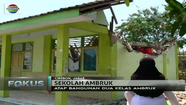 Atap sejumlah kelas bangunan SD di Cirebon ambruk, proses belajar mengajar jadi terganggu.