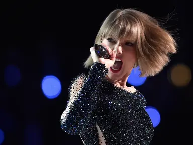 Taylor Swift mendapatkan US$ 170 juta atau setara Rp 2,3 triliun dan menjadi yang nomor satu dalam daftar yang dirilis Forbes. Penghasilan itu didapatkan berkat kesuksesan tur konser ‘1989 World Tour.’ (KEVORK DJANSEZIAN/GETTY IMAGES/AFP)