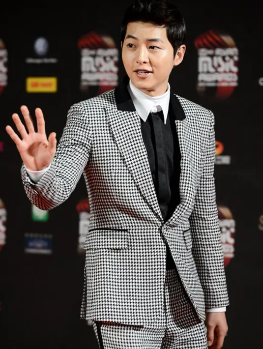 Pihak agensi Song Joong Ki sendiri telah mengonfirmasi soal kehadiran artisnya tersebut di ajang MAMA 2017. Menurut pihak agensi, Song Joong Ki akan hadir di saat puncak pada 1 Desember 2017 di Hongkong. (AFP/Philippe Lopez)