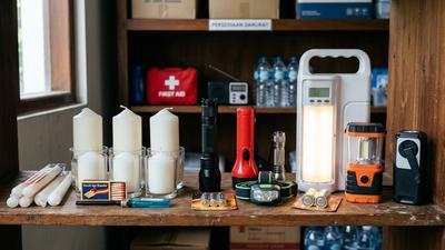5 Cara Mengatur Persediaan Lilin, Senter, dan Lampu Darurat dalam Satu Tempat