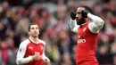 Penyerang Arsenal, Alexandre Lacazette (kanan) menutup kemenangan tinya dengan satu gol lewat titik putih saat melawan Stoke City pada pekan ke-32 Premier League di Emirates Stadium, London, (1/4/2018). Arsenal menang 3-0. (AFP/Oliver Greenwood)