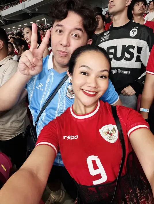 Yura Yunita dan Donne Maula tampil kontras dengan pilihan jersey yang berbeda. Yura Yunita pilih mengenakan jersey merah dengan paduan wastra sedangkan Donne Maula pilih jersey timnas dengan nuansa biru muda [@yurayunita]