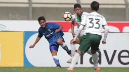 Pemain Persib Bandung U-19, Reno Saputra (kiri) melepaskan umpan melewati pemain PS TNI U-19 pada lanjutan Liga 1 2017 U-19 di Stadion Si Jalak Harupat, Sabtu (05/8/2017). (Bola.com/Nicklas Hanoatubun)