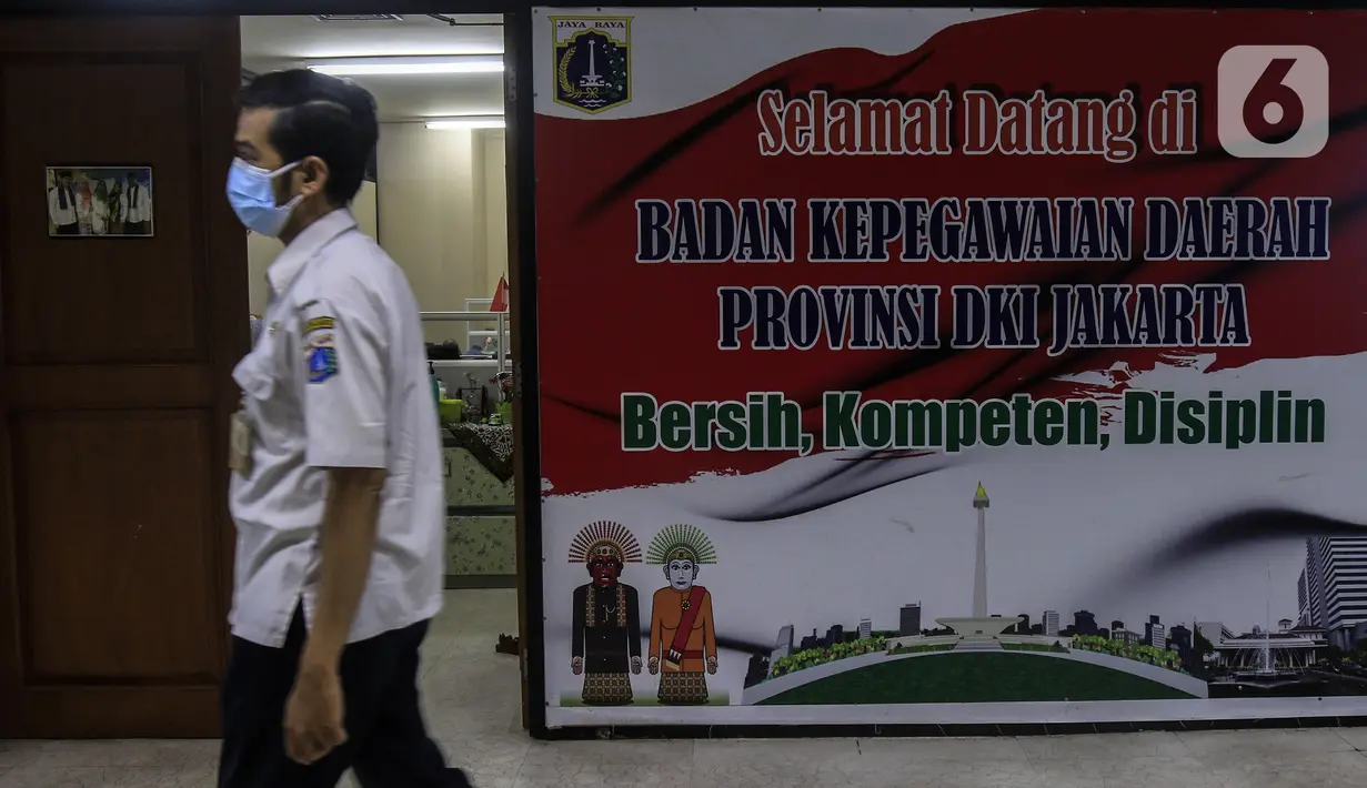 Pegawai Badan Kepegawaian Daerah DKI Jakarta berjalan di Kantor Balai Kota DKI Jakarta, Kamis (11/2/2021). Kementerian PANRB secara resmi melarang seluruh ASN bepergian ke luar kota saat libur Imlek guna mencegah penyebaran dan penularan COVID-19. (Liputan6.com/Johan Tallo)