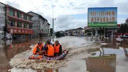 Tim SAR saat mencari penduduk yang terkena dampak banjir setelah hujan lebat di Dazhou, Sichuan, China, Minggu (11/7/2021). Banjir akibat hujan lebat melanda sejumlah wilayah di China. Ribuan orang terpaksa dievakuasi dan rumah-rumah mengalami pemadaman listrik akibat bencana tersebut. (AFP/STR)