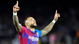 Blaugrana baru bisa membuka keunggulan di babak kedua, tepatnya pada menit ke-49. Memphis Depay sukses melesatkan bola ke sudut tiang jauh gawang Alaves yang tak mampu dijangkau oleh kiper Antoni Siverra. (AFP/Pau Barrena)