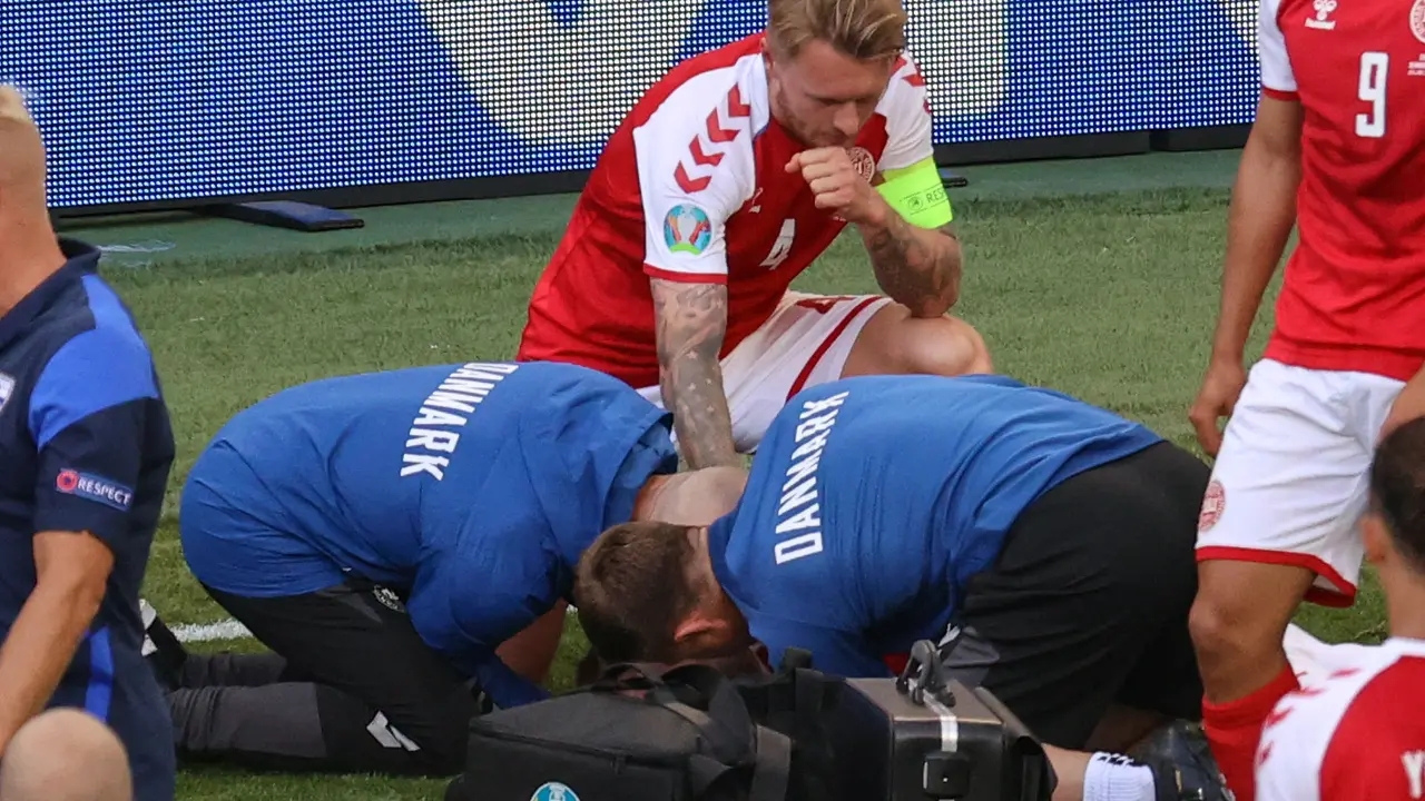 Raut Kecemasan Kekasih, Fans Hingga Rekan Setim saat Christian Eriksen Kolaps