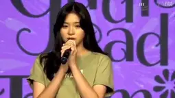 Zee JKT48 saat meminta maaf di hadapan penggemar setelah video dirinya mengisap vape beredar luas. (Tangkap layar: Twitter @A_aisyahfarah)
