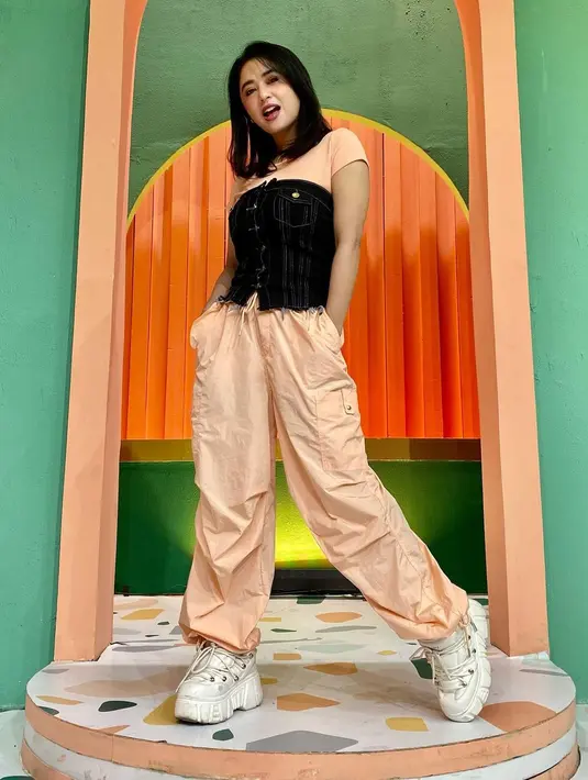 "Enggak bisa ngomong apa-apa dulu ya, karena kan aku bukan pacaran. Tapi kan intinya kembali ke keluarga, aku enggak bisa bicara apa-apa," kata Dewi Perssik di kawasan Tendean, Jakarta Selatan belum lama ini. [Instagram/dewiperssik9]