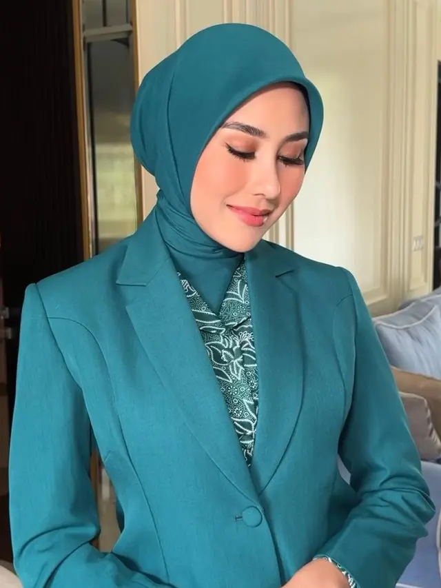 Potret Makeup Syahnaz Sadiqah Resmi Dilantik Ketua TP PKK dan TP Posyandu Bandung Barat Ritchie Ismail atau Jeje kini resmi menjadi Bupati B