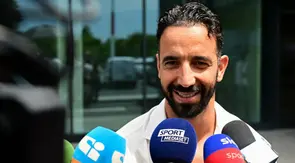 Pelatih asal Portugal yang baru direkrut klub sepak bola Italia AC Milan, Ruben Amorim, berbicara kepada awak media saat meninggalkan Bandara Linate setelah tiba di Milan pada 6 Juli 2026. (Piero CRUCIATTI/AFP)