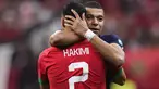 Pemain Prancis,&nbsp;Kylian Mbappe memeluk pemain Maroko, Achraf Hakimi setelah laga semifinal Piala Dunia 2022 yang berlangsung di Al Bayt Stadium, Qatar, Rabu (14/12/2022) waktu setempat. (AP Photo/Manu Fernandez)