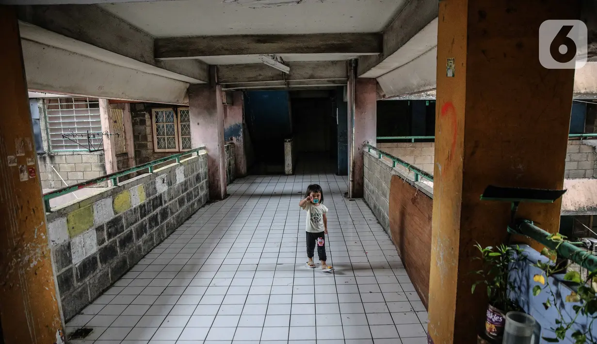 Seorang anak bermain di Rusun Bendungan Hilir 2, Jakarta, Senin (4/5/2020). Kebijakan itu diambil karena banyaknya penghuni rusun yang tidak mampu membayar sewa akibat wabah yang disebabkan virus corona. (Liputan6.com/Faizal Fanani)
