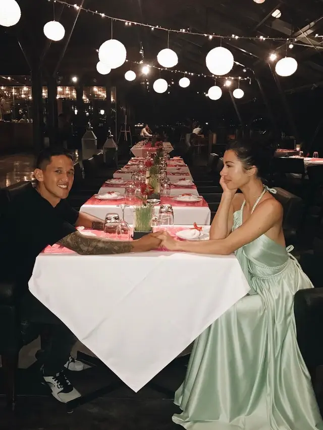 [Bintang] Bikin Baper Sejuta Umat, Ini 5 Potret Mesranya Gaya Jennifer dan Irfan Bachdim