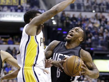 Pemain Brooklyn Nets, Sean Kilpatrick (kanan) dilanggar pemain Indiana Pacers, Aaron Brooks (kiri) saat mencoba melakukan layup pada laga lanjutan NBA di  Bankers Life Fieldhouse, Indianapolis, (5/1/2017).  (AP/Michael Conroy)