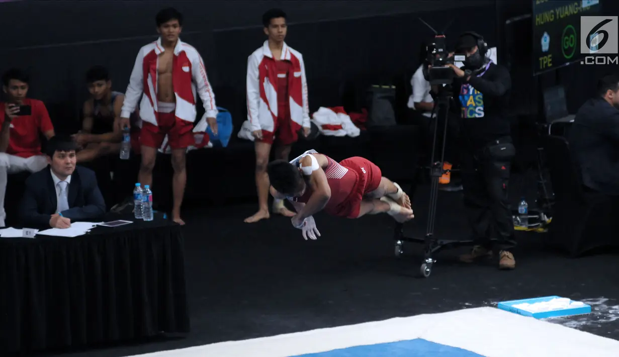 Pesenam muda Indonesia, Abinyu Rafi melakukan lompatan pada laga Kejuaraan Senam Artistik Junior Asia ke-15 di Istora Senayan, Jakarta, Rabu (25/4). Di ajang ini, Indonesia menurunkan 10 atlet, lima putra dan lima putri. (Liputan6.com/Helmi Fithriansyah)