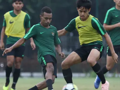 Pemain Timnas Indonesia U-19, Todd Rivaldo Ferre (kedua kiri) berebut bola dengan M Luthfi Baharsyah saat latihan di Lapangan A GBK Jakarta, Selasa (23/10). Latihan ini persiapan melawan UEA di Grup A Piala AFC U-19 2018. (Liputan6.com/Helmi Fithriansyah)