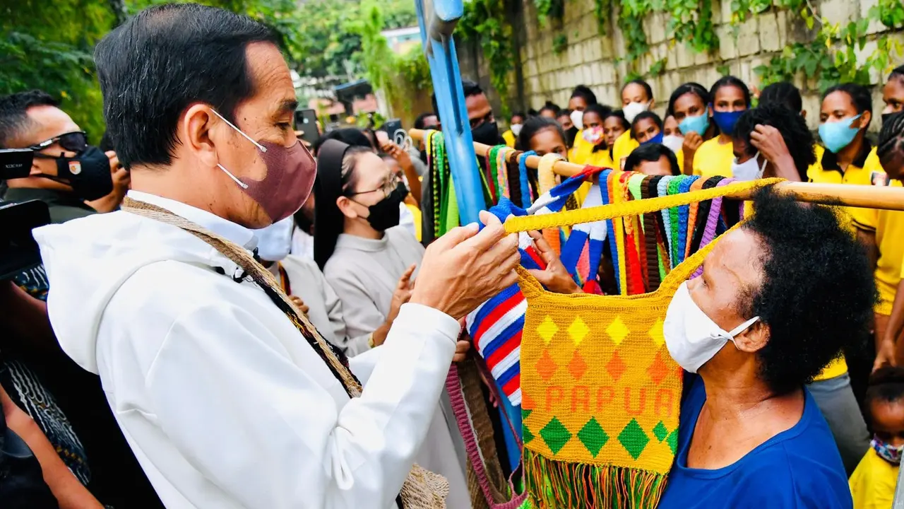 Presiden Joko Widodo atau Jokowi membeli noken di Papua, Jumat (1/10/2021).