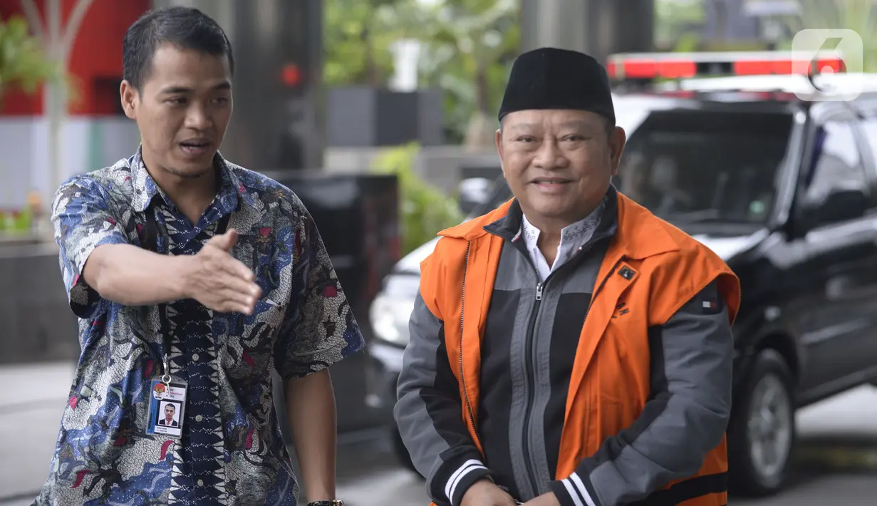 Bupati Sidoarjo nonaktif, Saiful Ilah dikawal petugas akan menjalani pemeriksaan lanjutan oleh penyidik di Gedung KPK, Jakarta, Selasa (25/2/2020). Saiful Ilah diperiksa untuk pengembangan kasus dugaan menerima suap proyek infrastruktur di Dinas PUPR Kabupaten Sidoarjo. (merdeka.com/Dwi Narwoko)