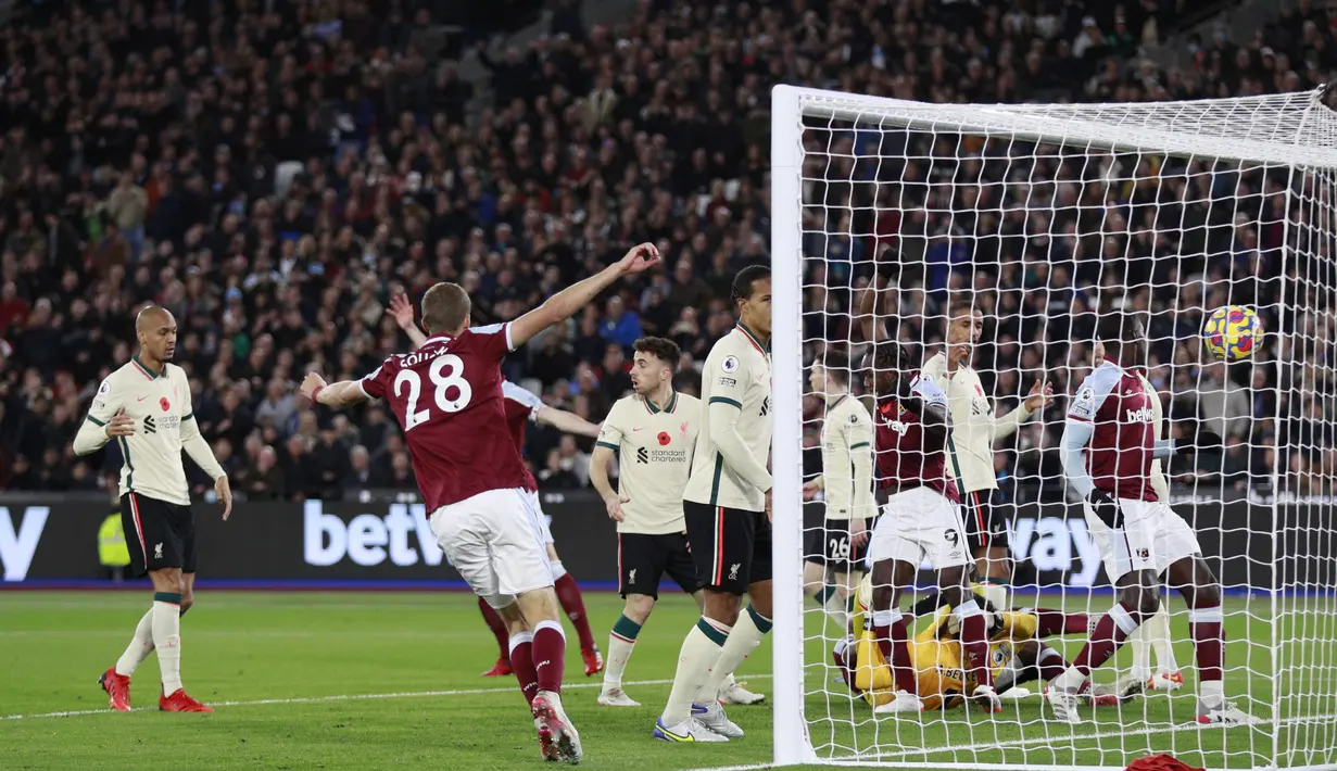 Para pemain West Ham merayakan setelah kiper Liverpool Alisson gagal menyelamatkan tendangan sudut Pablo Fornals selama pertandingan Liga Inggris di stadion London (8/11/2021). West Ham menang tipis atas Liverpool 3-2. (AP Photo/Ian Walton)