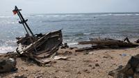 Bangkai kapal kayu milik nelayan yang terdampar di bibir Pantai Anyer Carita usai Tsunami Selat Sunda (Liputan6.com / Nefri Inge)