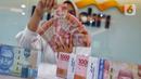 Teler menunjukan mata uang rupiah di Jakarta, Jumat (3/3/2023). Nilai tukar rupiah terhadap dolar Amerika Serikat ditutup melemah ke level Rp15.311 pada penutupan perdagangan hari ini, rupiah ditutup melemah 0,20 persen atau turun 30,5 poin ke Rp15.311 per dolar AS. (Liputan6.com/Angga Yuniar)