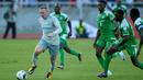 Striker Everton, Wayne Rooney (kanan) mencoba lolos dari kawalan pemain Gor Mahia pada pertandingan persahabatan di Tanzania, Kamis (13/7).  Rooney kembali tampil dalam seragam Everton setelah resmi meninggalkan Manchester United. (AP Photo/Khalfan Said)