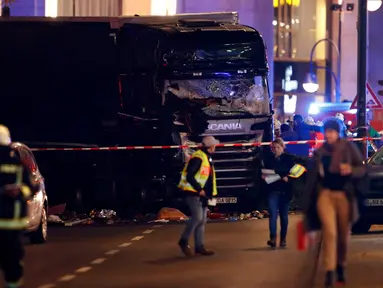 Sebuah truk yang digunakan untuk menabrak kerumunan orang di sebuah pasar Natal di pusat Kota Berlin, Jerman, Senin (19/12). Selain menewaskan 12 orang, sekitar 50 lainnya terluka akibat truk berwarna hitam itu menghantam mereka. (REUTERS/Fabrizio Bensch)