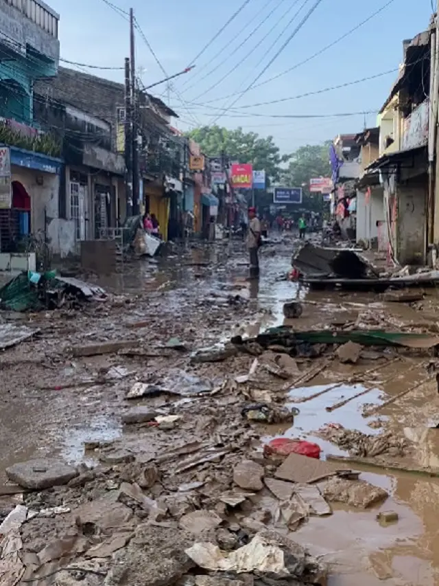 Situasi terkini Perum Pondok Gede Permai Bekasi usai banjir surut pada Rabu, 5 Maret 2025 (Foto: TikTok azkamdamai)