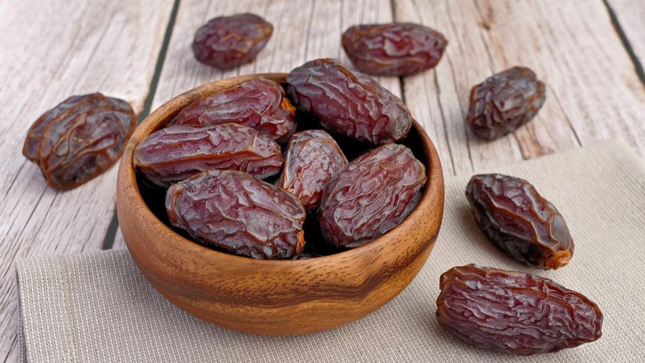 Nawaitu shauma ghadin ‘an adâ’i sunnati Arafah lillâhi ta‘âlâ. (Aku berniat puasa sunnah Arafah esok hari karena Allah SWT.)