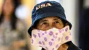 Seorang pengunjung mengenakan masker pelindung di tengah kekhawatiran penyebaran virus corona COVID-19 di sebuah toko di Bangkok, Thailanda (17/2/2020). Penggunaan masker merupakan salah satu cara untuk mengantisipasi penyebaran virus corona. (AFP/Mladen Antonov)