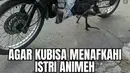 Rela mengejar nasabah untuk menafkahi istri, tapi yang ini istrinya agak lain. (Source: 1cak.com)