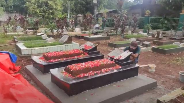5 Potret Terbaru Makam Vanessa Angel dan Bibi Ardiansyah Usai Direnovasi Juragan 99