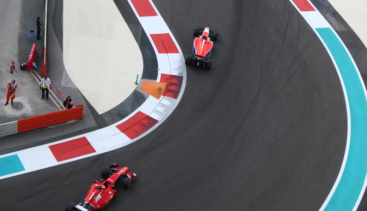 Pebalap Spanyol Roberto Merhi dari F1 Team Manor (depan) saat saat sesi latihan di Abu Dhabi 28 November 2015. Manor pernah mengalami kebangkrutan pada 2014 yang akhirnya dibantu oleh pengusaha asal Irlandia. (AFP PHOTO / KARIM SAHIB)