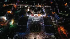 Foto dari udara memperlihatkan umat muslim sedang melaksanakan sholat tarawih pertama sekaligus menandai dimulainya bulan suci Ramadhan di Masjid Raya Baiturrahman, Banda Aceh, Rabu (22/3/2023). (CHAIDEER MAHYUDDIN/AFP)