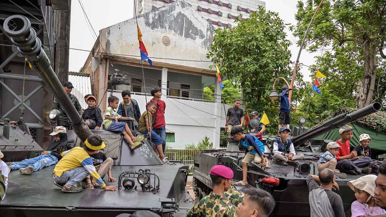 FOTO: Kendaraan Tempur Diserbu Warga, HUT ke-80 Marinir RI Meriah di Surabaya