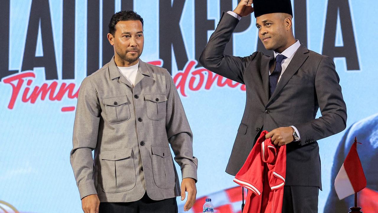 Foto: Berkopiah, Patrick Kluivert  Resmi Menjadi Pelatih Timnas Indonesia