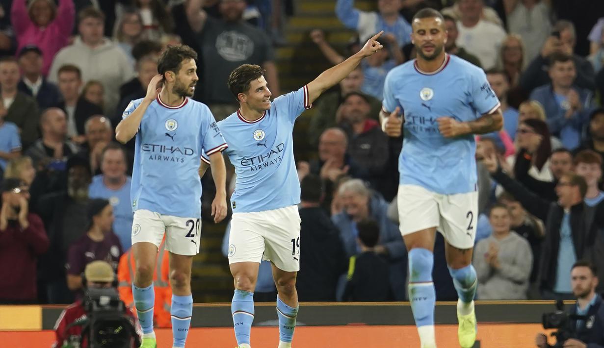 Gol kelima Manchester City ke gawang Nottingham Forest dicetak oleh Julian Alvraez (tengah) pada menit ke-65 lewat sepakan kaki kanan usai menerima umpan terobosan dari Riyad Mahrez. (AP/Dave Thompson)