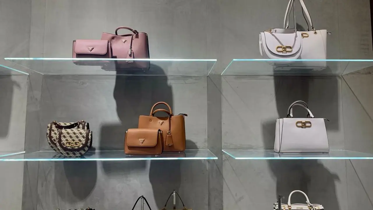Gerai GUESS Accessories Hadir dengan Konsep Baru untuk Sambut Fall Collection 2023