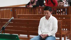 Komisaris First Travel Kiki Hasibuan menjalani sidang lanjutan dengan agenda pembacaan nota pembelaan (pleidoi) di Pengadilan Negeri Depok, Jawa Barat, Senin (21/5). Kiki batal membaca pleidoi di sidang tersebut. (Liputan6.com/Herman Zakharia)