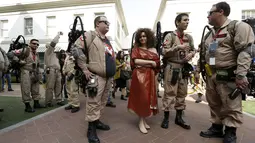 Sejumlah orang mengenakan kostum Ghostbusters berkumpul di Sony Studios, Culver City, California, (2/3). Para penggemar film " Ghostbusters " dikumpulkan untuk melakukan foto bersama. (REUTERS / Mario Anzuoni)
