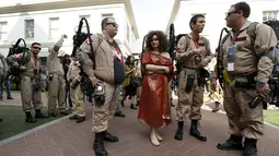 Sejumlah orang mengenakan kostum Ghostbusters berkumpul di Sony Studios, Culver City, California, (2/3). Para penggemar film " Ghostbusters " dikumpulkan untuk melakukan foto bersama. (REUTERS / Mario Anzuoni)