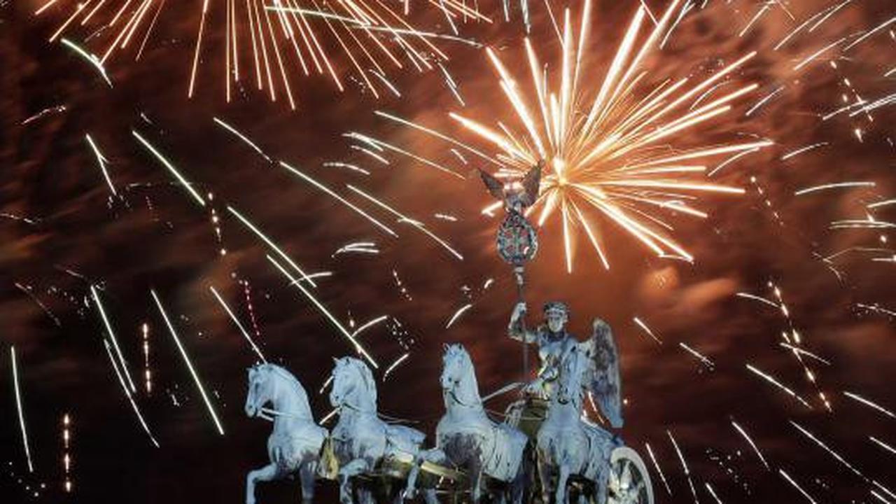 Pesta kembang api malam tahun baru di belahan dunia