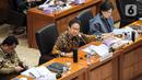 Menteri Kesehatan RI Budi Gunadi Sadikin (tengah) rapat kerja dengan Komisi IX DPR di Gedung Parlemen, Jakarta, Rabu (8/2/2023). Rapat membahas penjelasan strategi percepatan pelaksanaan transformasi kesehatan tahun 2023, strategi percepatan penanganan penyakit tidak menular dan penyakit menular dan pemenuhan tenaga dokter spesialis melalui program Academic Health System (AHS) serta peta jalan lintas sektoral terkait kemandirian obat dan alat kesehatan dalam negeri. (Liputan6.com/Faizal Fanani)