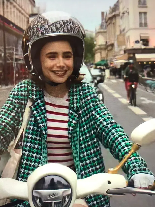 Adu Gaya Lily Collins Emily in Paris dan Nagita Slavina Naik Vespa Dior, Mana yang Paling Keren?