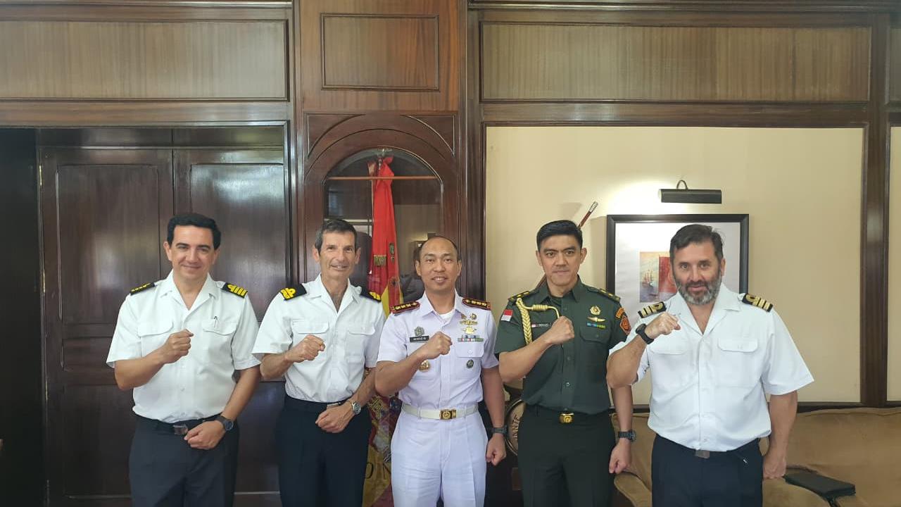 Diplomasi Maritim TNI AL, KRI Canopus-936 Laksanakan Courtesy Call di Las Palmas