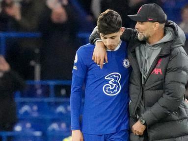 Pemain Chelsea, Kai Havertz, dirangkul pelatih Liverpool, Jurgen Klopp, pada laga Liga Inggris di Stadion Stamford Bridge, Rabu (5/4/2023). Skor kacamata menghiasi laga Chelsea kontra Liverpool. (AP Photo/Frank Augstein)